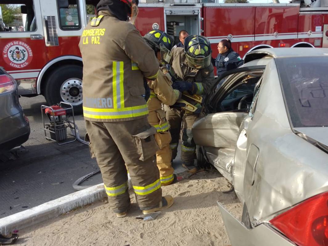 Conductor queda prensado tras choque automovilístico en La Paz HOY BCS