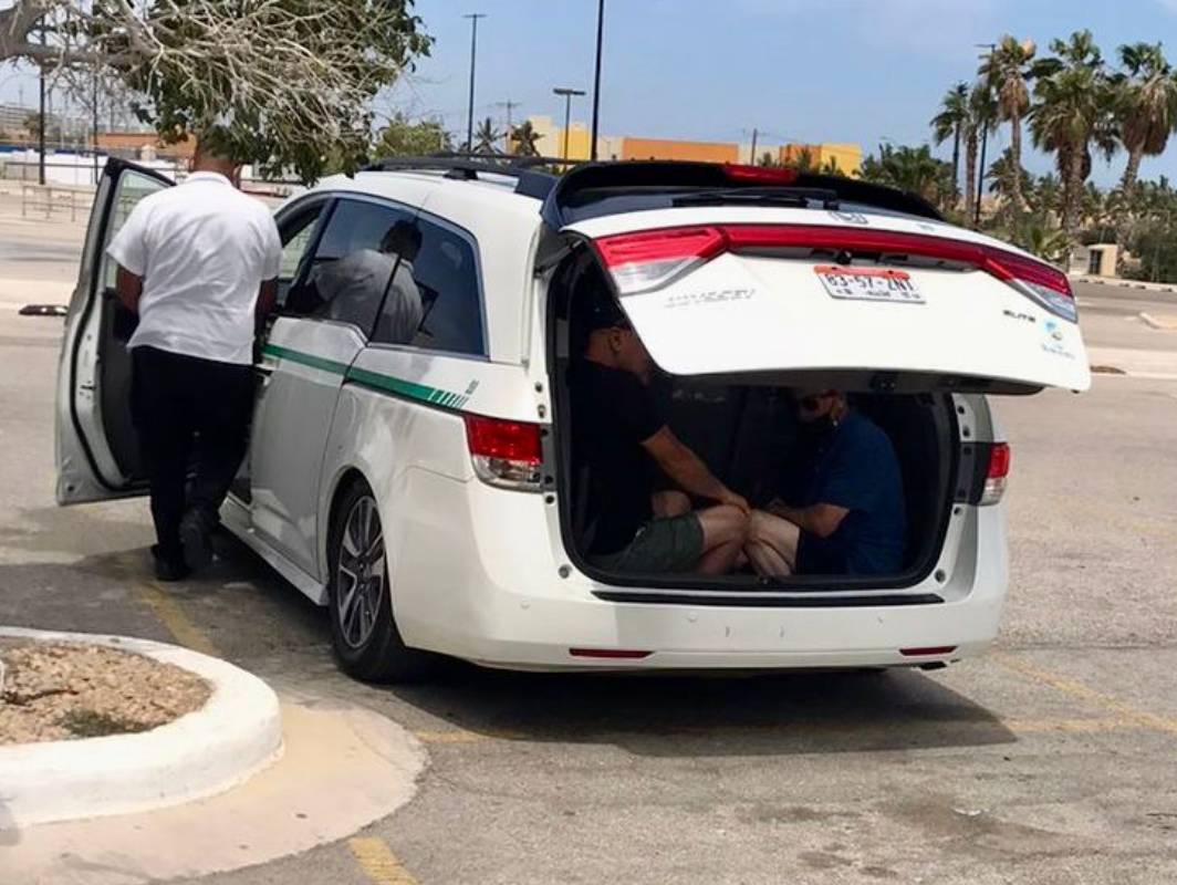 Hasta en la cajuela, taxi subió a turistas en Cabo San Lucas. - HOY BCS