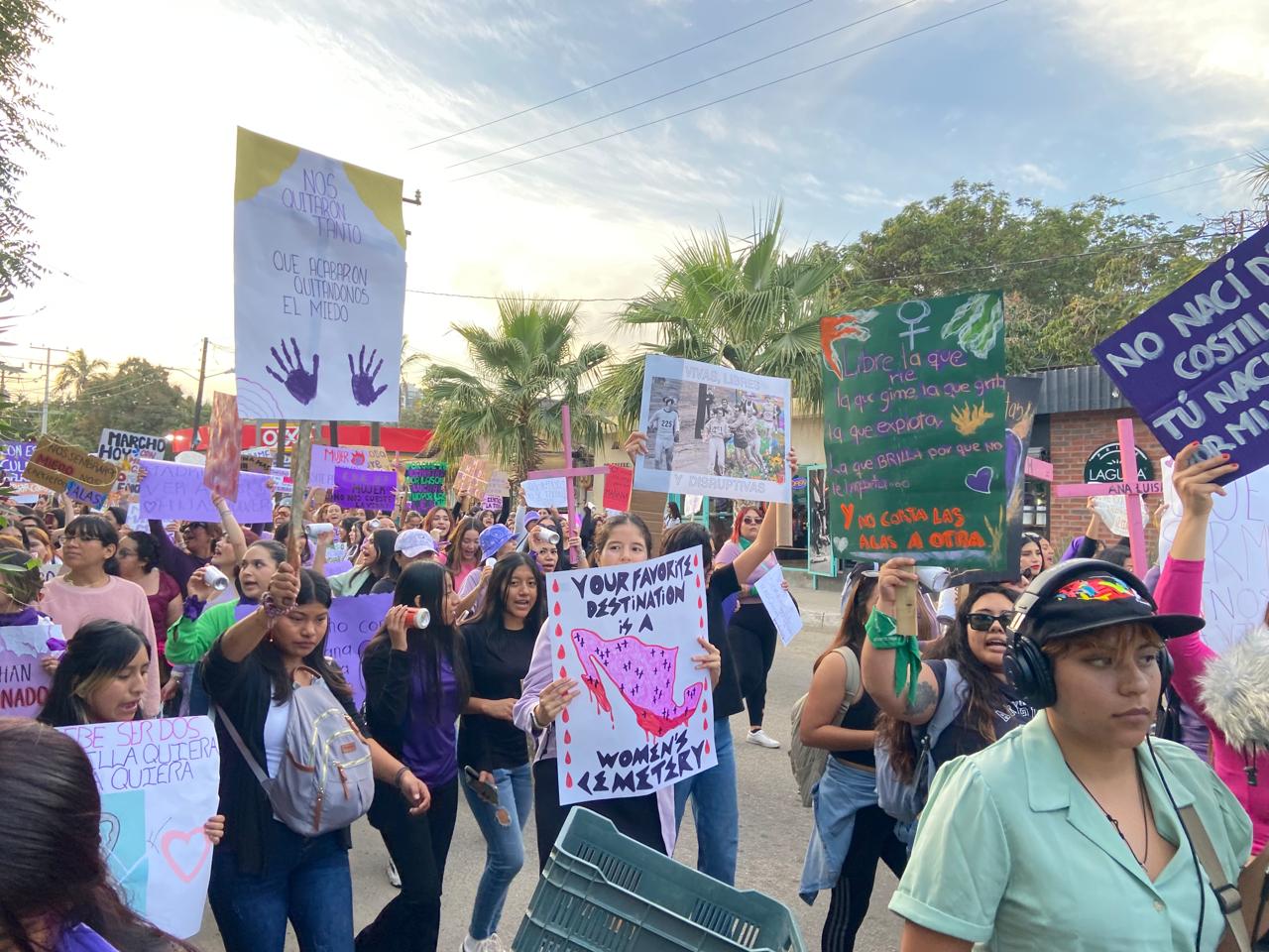 Cientos de mujeres toman las calles de Los Cabos exigiendo justicia ...