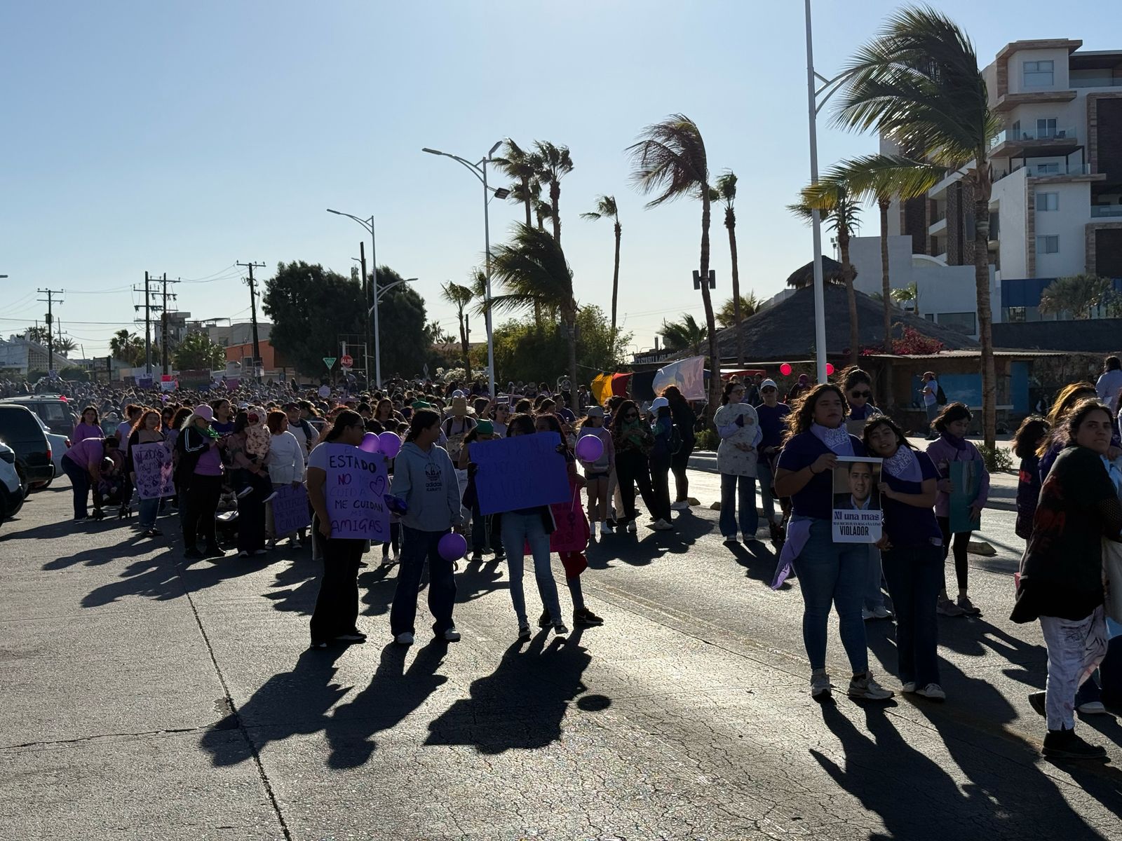 ¡Vivas nos queremos!: miles de mujeres marchan por el 8M en La Paz ...