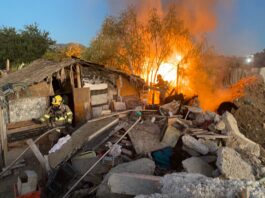 Bomberos evitan tragedia al sofocar incendio que amenazaba viviendas en el arroyo Flores Magón