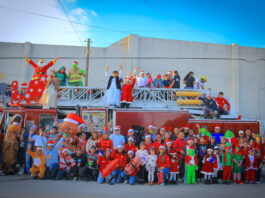 Bomberos de San José del Cabo realizan tradicional Desfile Navideño de la Lluvia de Dulces