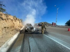 Se incendia camioneta en la Transpeninsular, frente a Westin Regina