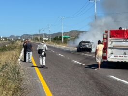 Vehículo queda como pérdida total tras incendiarse en Todos Santos