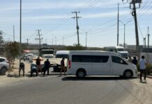 Bloquean Cabo San Lucas; transportadoras denuncian abuso de autoridad y retiro de unidades