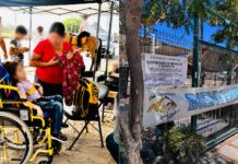 Niños con discapacidad toman equinoterapias en la calle tras suspensión de centro en CSL; directivos denuncian posible trasfondo político