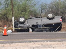 Muere hombre en volcadura en carretera La Paz-Todos Santos; mujer quedó atrapada