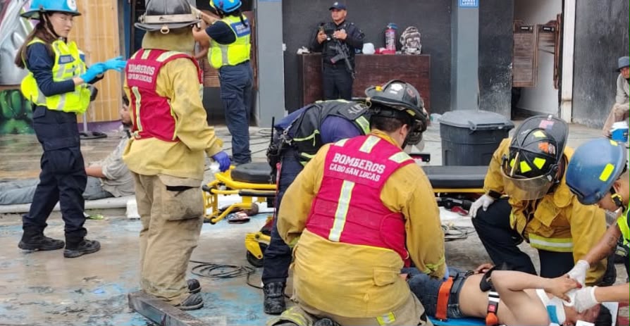 Tres personas resultan lesionadas tras colapso de estructura en Cabo San Lucas