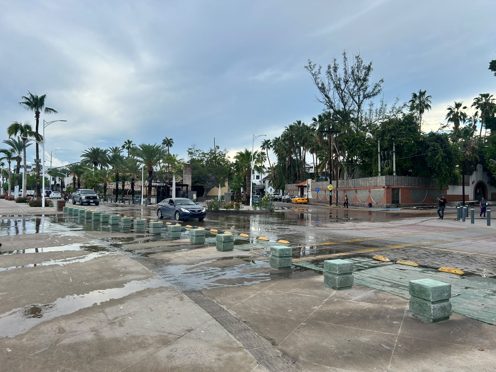 A una semana continúa derrame de aguas negras en malecón de La Paz