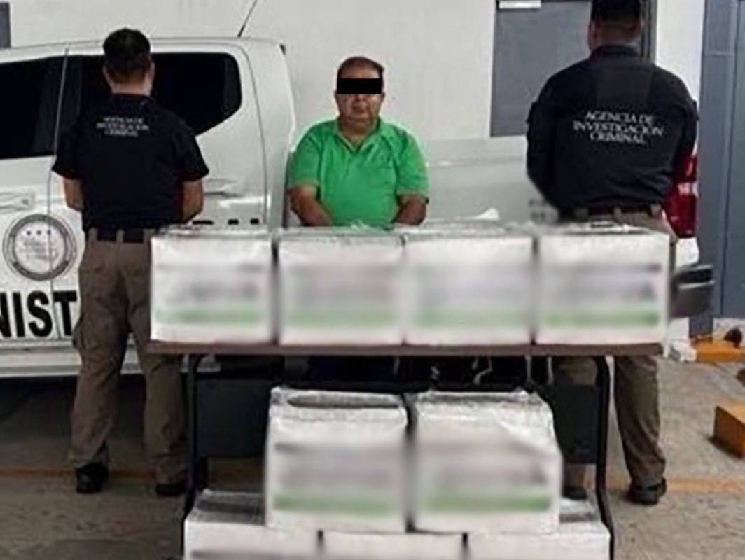 Incautan más de 208 litros de metanfetamina líquida en La Paz y detienen a un hombre